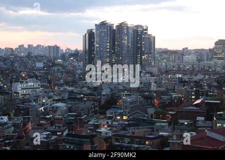 Vue au crépuscule sur les gratte-ciel de Séoul autour de Noksapyeong, Séoul Banque D'Images