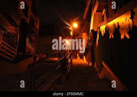 Vue nocturne de l'allée étroite qui mène à travers le quartier résidentiel, à Séoul, en Corée Banque D'Images