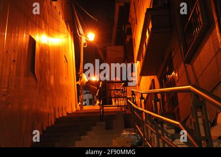 Vue nocturne de l'allée étroite qui mène à travers le quartier résidentiel, à Séoul, en Corée Banque D'Images