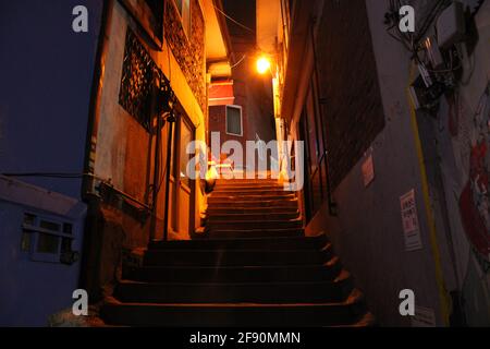 Vue nocturne de l'allée étroite qui mène à travers le quartier résidentiel, à Séoul, en Corée Banque D'Images