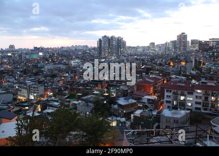 Vue au crépuscule sur les gratte-ciel de Séoul autour de Noksapyeong, Séoul Banque D'Images