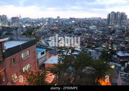 Vue au crépuscule sur les gratte-ciel de Séoul autour de Noksapyeong, Séoul Banque D'Images