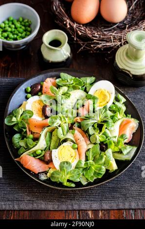 Salade d'œufs durs et d'avocat au saumon fumé Banque D'Images