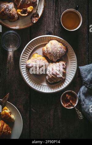Croissants scène petit déjeuner 6 Banque D'Images