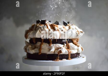 Pavlova, sauce éponge et caramel Banque D'Images