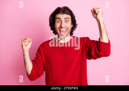 Portrait de jeune heureux excité ecstatique positif homme de bonne humeur élevez les poings dans la victoire isolée sur fond de couleur rose Banque D'Images