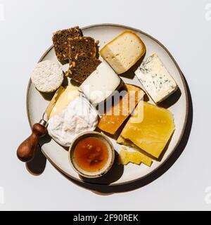 Assiette de fromages avec différents types d'assortiment d'en-cas au fromage Banque D'Images