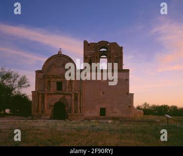 Monument national Tumacacori AZ / APR ciel d'aube rouge au-dessus de Kino Mission San Jose Tumacacori dans le sud de l'Arizona. Banque D'Images