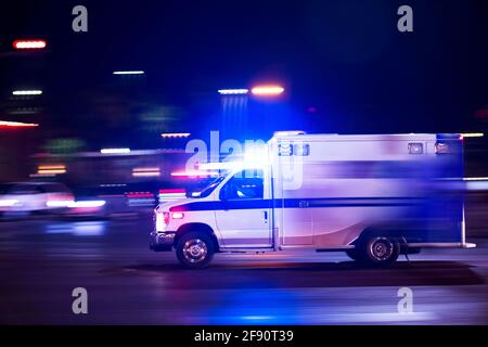 Une ambulance se lance pour répondre aux situations d'urgence. Banque D'Images