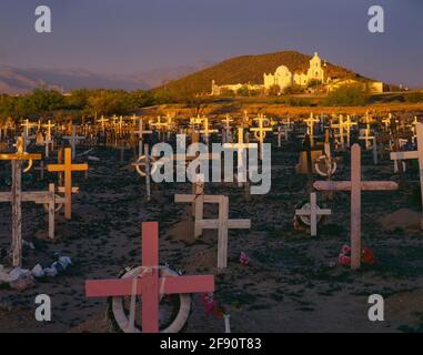 NATION TOHONO O'ODHAM, MISSION AZ/MY SAN XAVIER ET RINCON MTN À L'HORIZON AU-DELÀ D'UN CIMETIÈRE ÉPAIS AVEC DES CROIX EN BOIS DÉCORÉES Banque D'Images