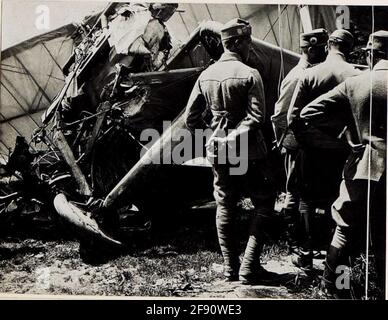 L'aviateur brisé des létharters s'est fait dignement sur 8.6.1917 flyers de plenner de la compagnie aviateur 15, devant les boîtes d'artillerie à Brixen. Bruit de détail du moteur. . Banque D'Images