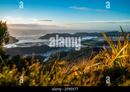 Coucher de soleil au-dessus des collines de la Nouvelle-zélande Banque D'Images