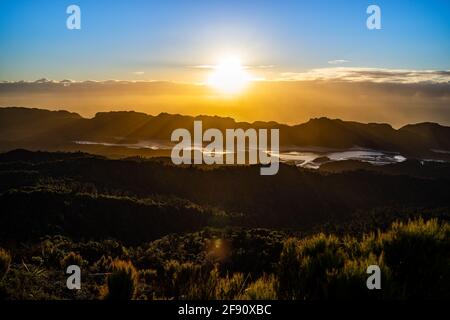 Coucher de soleil au-dessus des collines de la Nouvelle-zélande Banque D'Images