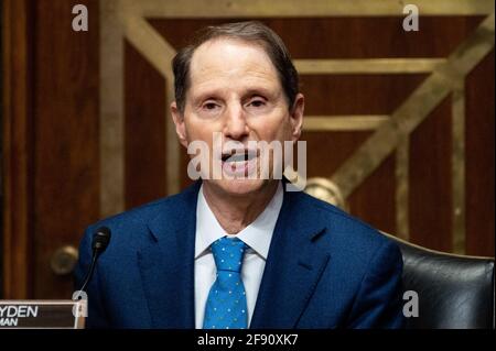 Washington, États-Unis 15 avril 2021. Le 15 avril 2021 - Washington, DC, États-Unis: Le sénateur américain Ron Wyden (D-OR) parle à l'audience du Comité sénatorial des finances. (Photo de Michael Brochstein/Sipa USA) crédit: SIPA USA/Alay Live News Banque D'Images