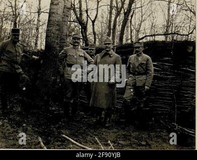 Field Marshall leewant Hofmann dans l'inspection des positions. . Banque D'Images