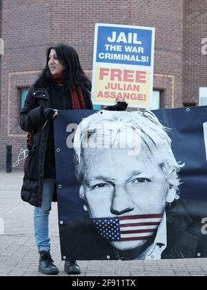 Les militants du libre Julian Assange ont manifesté pour le deuxième anniversaire de son incarcération à la prison de Belmarsh, dans le sud-est de Londres. Banque D'Images