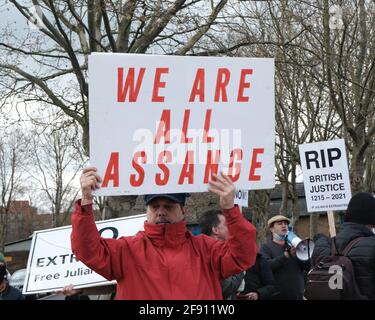 Les militants du libre Julian Assange ont manifesté pour le deuxième anniversaire de son incarcération à la prison de Belmarsh, dans le sud-est de Londres. Banque D'Images