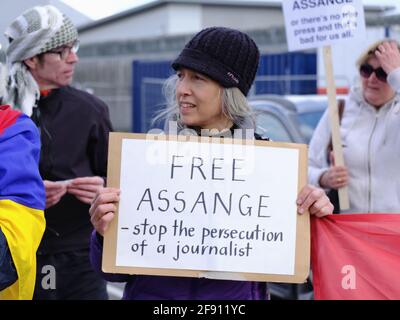 Les militants du libre Julian Assange ont manifesté pour le deuxième anniversaire de son incarcération à la prison de Belmarsh, dans le sud-est de Londres. Banque D'Images