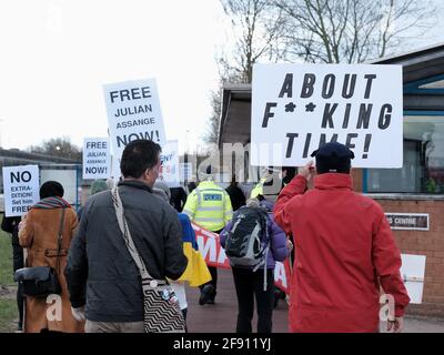 Les militants du libre Julian Assange ont manifesté pour le deuxième anniversaire de son incarcération à la prison de Belmarsh, dans le sud-est de Londres. Banque D'Images