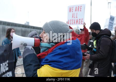 Les militants du libre Julian Assange ont manifesté pour le deuxième anniversaire de son incarcération à la prison de Belmarsh, dans le sud-est de Londres. Banque D'Images