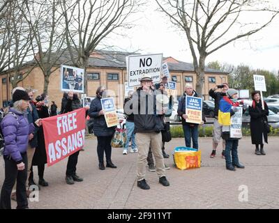 Les militants du libre Julian Assange ont manifesté pour le deuxième anniversaire de son incarcération à la prison de Belmarsh, dans le sud-est de Londres. Banque D'Images