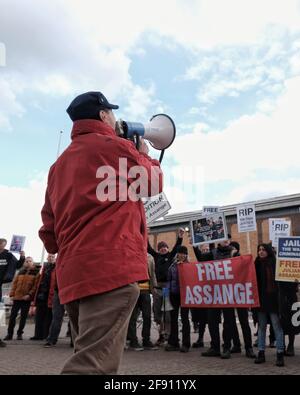 Les militants du libre Julian Assange ont manifesté pour le deuxième anniversaire de son incarcération à la prison de Belmarsh, dans le sud-est de Londres. Banque D'Images