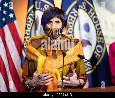 La représentante américaine Rosa DeLauro (D-CT) parle lors d'une conférence de presse au sujet de la loi sur l'équité des chèques de paie. Banque D'Images