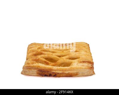 Tarte à l'ananas, un gros plan de la boulangerie croustillante faite maison de pâte feuilletée à l'ananas isolée sur fond blanc. Banque D'Images