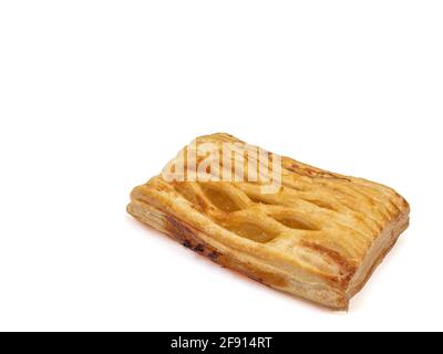 Tarte à l'ananas, un gros plan de la boulangerie croustillante faite maison de pâte feuilletée à l'ananas isolée sur fond blanc. Banque D'Images