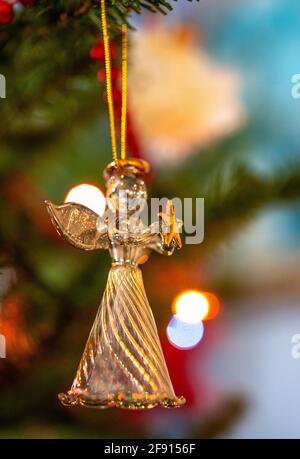 Décoration ange en verre suspendue sur un arbre de Noël Banque D'Images