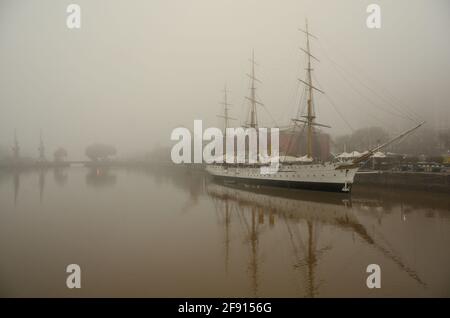 Ancien navire d'entraînement, maintenant un navire de musée, ARA 'Presidente Sarmiento' à 'Puerto Madero', Buenos Aires, sous un brouillard dense. Banque D'Images