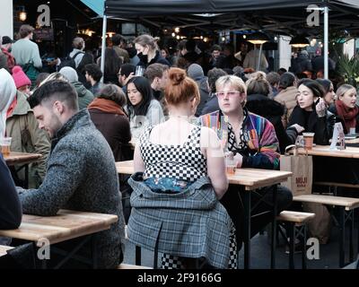 Le quartier piétonnier de Soho pour les bars et les restaurants revient à l'accueil en plein air, car les restrictions sur les coronavirus sont assouplies en Angleterre. Banque D'Images