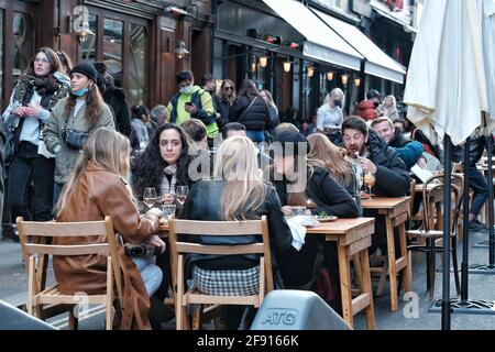 Le quartier piétonnier de Soho pour les bars et les restaurants revient à l'accueil en plein air, car les restrictions sur les coronavirus sont assouplies en Angleterre. Banque D'Images