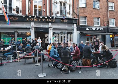 Le Compton pub à Soho, Londres, en plein air de l'hospitalité rouvre. Le Conseil de Westminster a permis à la zone piétonne de faciliter les affaires économiques nocturnes. Banque D'Images