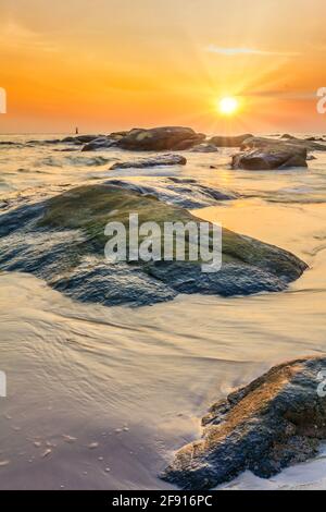 Lever de soleil sur les rochers, plage de Hua Hin, Prachuap Khiri Khan, Thaïlande Banque D'Images