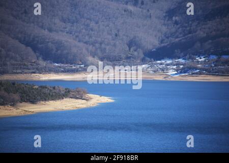 Lac Mavrovo depuis la ville de Mavrovi Anovi en Macédoine. Banque D'Images