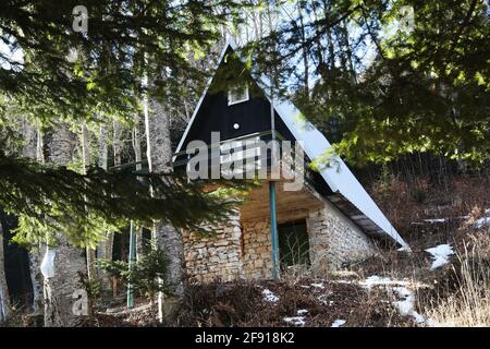 Maison sur le lac à Mavrovi Anovi Town à Mavrovo, Macédoine. Banque D'Images