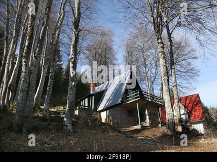 Maison sur le lac à Mavrovi Anovi Town à Mavrovo, Macédoine. Banque D'Images