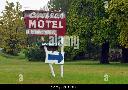 L'ancien Chelsea Motel, une entreprise abandonnée qui a ouvert ses portes dans les années 1930 sur la route 66 à Chelsea, en Oklahoma, a traversé le panneau de néon. Banque D'Images