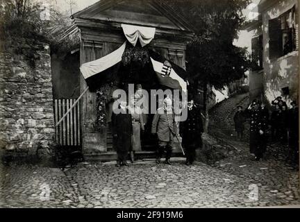 Le roi de Bavière ; Ludwig III., visite du Commando du Groupe Heeres à Sighişoara (Schässburg, Segesvar), 7.11.1916 Archiduke Karl fut à partir de juin 1916, commandant supérieur d'une sous-section du Front oriental et commanda plusieurs armées entre Brody et les Carpates. Dans le cadre de ce commandant, Archduke Karl a inspecté ses unités associées. Banque D'Images