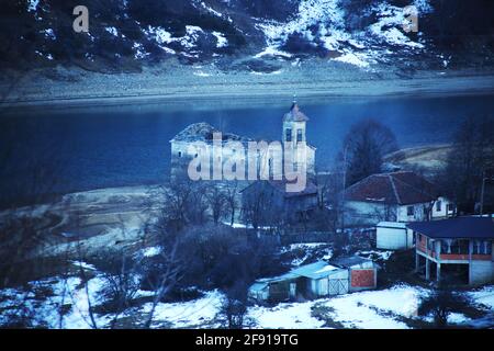 Église encastrée de Saint-Nicolas au lac Mavrovo en Macédoine. Banque D'Images