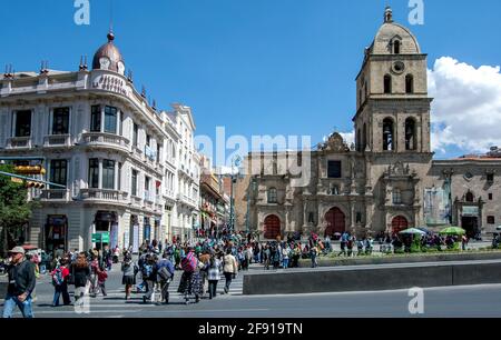 Vue sur la Plaza Mayor de San Francisco montrant la Galeria la Republica et la basilique de San Francisco à la Paz en Bolivie. Banque D'Images