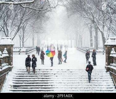 Chute de neige pendant une fête de Pâques dans Central Park. NY, NY Banque D'Images