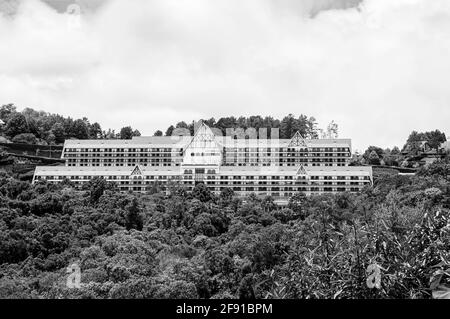 Immense bâtiment architecture coloniale suisse nature plein air noir blanc de la végétation Banque D'Images