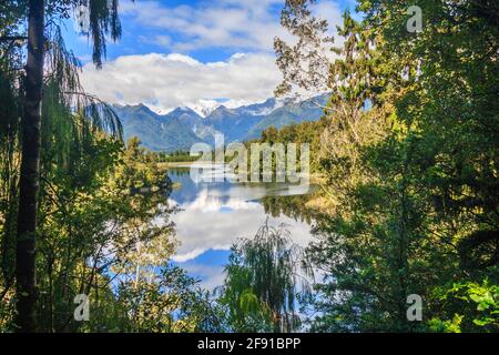 Vue sur le lac Matheson avec le mont Cook en arrière-plan, Southland, South Island, Nouvelle-Zélande Banque D'Images