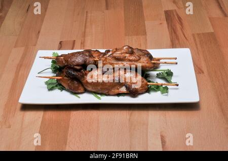 Délicieuse cuisine chinoise connue sous le nom de brochettes de poulet Banque D'Images