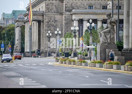 VARSOVIE. POLOGNE - AOÛT 2015 : architecture de Varsovie le long des routes de la ville. Bâtiments le long des routes. Anciens bâtiments. Le passage de côté. Photo de haute qualité Banque D'Images