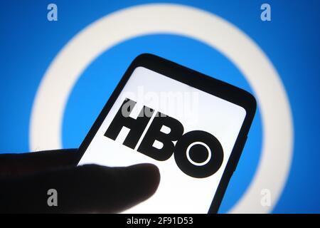 Sur cette photo, un logo HBO (Home Box Office) apparaît sur l'écran d'un smartphone. Banque D'Images