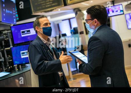 (210416) -- NEW YORK, le 16 avril 2021 (Xinhua) -- des commerçants parlent à la Bourse de New York à New York, aux États-Unis, le 15 avril 2021. Les actions américaines ont bondi jeudi, alimentées par une foule de données économiques optimistes. Le Dow Jones Industrial Average a progressé de 305.10 points, soit 0.90 pour cent, à 34,035.99, ce qui marque la première fois que la jauge de 30 stocks a dépassé le seuil de 34,000. (Courtney Crow/NYSE/document via Xinhua) Banque D'Images