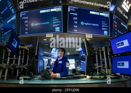 (210416) -- NEW YORK, le 16 avril 2021 (Xinhua) -- UN négociant travaille à la Bourse de New York à New York, aux États-Unis, le 15 avril 2021. Les actions américaines ont bondi jeudi, alimentées par une foule de données économiques optimistes. Le Dow Jones Industrial Average a progressé de 305.10 points, soit 0.90 pour cent, à 34,035.99, ce qui marque la première fois que la jauge de 30 stocks a dépassé le seuil de 34,000. (Courtney Crow/NYSE/document via Xinhua) Banque D'Images